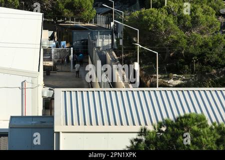 Lampedusa , Sicilia, Italia, 15 novembre 2022, Migrants into the migration center hotspot of Lampedusa Island on 2022. Foto Stock