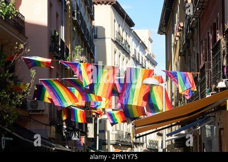 La strada è decorata con bandiere LGBTQ+ Foto Stock