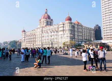 Persone di fronte a Gateway of India, Colaba, Mumbai, India Foto Stock