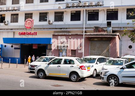 Taxi, di fronte alla stazione Churchgate, Mumbai, India Foto Stock