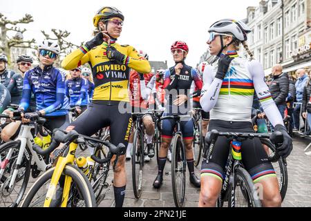 MAASTRICHT - Marianne Vos (L) e Annemiek van Vleuten (R) prima dell'inizio dell'edizione Amstel Gold Race Ladies il 16 aprile 2023 a Maastricht, Olanda. ANP MARCEL VAN HOORN netherlands out - belgium out Credit: ANP/Alamy Live News Foto Stock