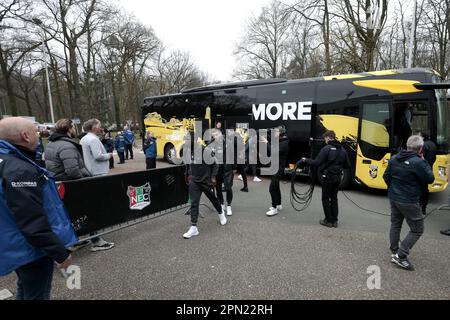 NIJMEGEN - arrivo dei giocatori Vitesse in vista della partita di campionato olandese tra NEC e Vitesse a De Goffert il 16 aprile 2023 a Nijmegen, Paesi Bassi. ANP JEROEN PUTMANS Foto Stock