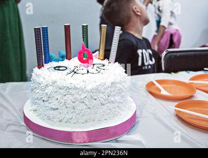 bella torta sotto forma di gatto e il compleanno di un bambino con il numero 9. festa per bambini Foto Stock
