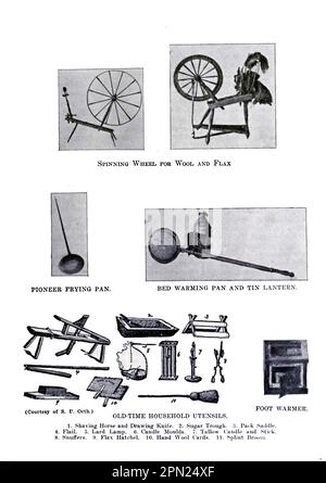 Vecchi utensili domestici : ruota di filatura, cavallo da barba, coltello da disegno, trogolo di zucchero, sella di pacco, Flagello, lampada di Lard, stampo di candela, candela di sego e bastone, snuffer, Hatchel di Flax, carte di lana di mano, scopa stecca Foto Stock