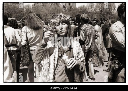 Lo spirito degli anni '1960s a metà degli anni '1970s. Una giovane donna attraente che soffia bolle in un rally a Washington Square Park circa 1974. Foto Stock