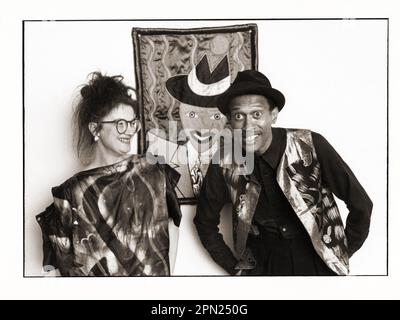 Una foto del 1984 di Don Cherry e sua moglie, l'artista Moki a Brooklyn, New York. Credo che l'opera d'arte sullo sfondo fosse il ritratto di Don di Moki e sono abbastanza sicuro che Moki abbia fatto la sua maglia e il suo giubbotto. Foto Stock