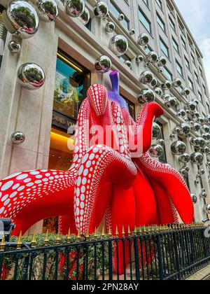 Parigi, Francia, esterno, oggetti, Design, vetrine, abbigliamento di lusso, negozio Louis Vuitton, LVMH, scultura moderna sull'edificio, specchi, Ave. Montaigne, (credito) esposizione Yayoi Kusama, installazione Foto Stock