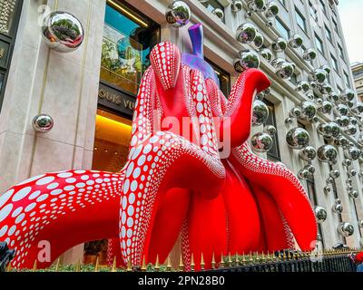 Parigi, Francia, esterno, negozi, abbigliamento di lusso Louis Vuitton, LVMH, Scultura moderna su edificio, Mirrors Ave. Montaigne, credito: "Yayoi kusama" artista designer, mostra kusama, installazione Foto Stock