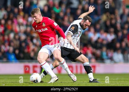 Andy Cannon di Wrexham (a sinistra) e Jim o'Brien della contea di Notts durante la partita della Vanarama National League presso l'ippodromo di Wrexham. Data immagine: Lunedì 10 aprile 2023. Foto Stock