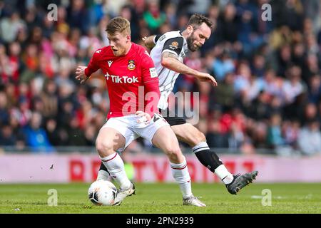 Andy Cannon di Wrexham (a sinistra) e Jim o'Brien della contea di Notts durante la partita della Vanarama National League presso l'ippodromo di Wrexham. Data immagine: Lunedì 10 aprile 2023. Foto Stock