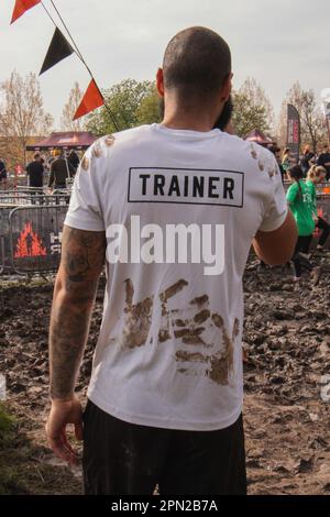 Londra, Regno Unito. 16th Apr, 2023. Tough Mudder la serie di eventi di resistenza in cui i partecipanti tentano percorsi a ostacoli lunghi da 10 a 12 miglia. È stato co-fondato da Will Dean e Guy Livingstone. Gli ostacoli spesso si frappongono alle comuni paure umane, come incendi, acqua, elettricità e altezze. Credit: Paul Quezada-Neiman/Alamy Live News Foto Stock