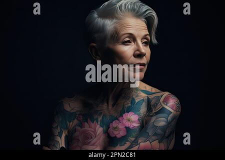 ritratto di vecchia bella donna in tatuaggi colorati con capelli corti Foto Stock