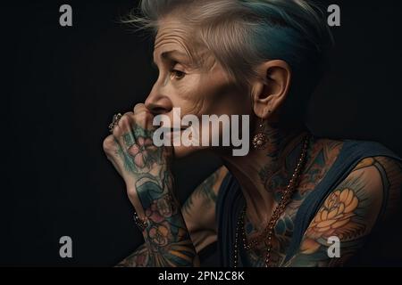 ritratto di vecchia bella donna in tatuaggi colorati con capelli corti Foto Stock