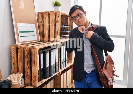 Down sindrome uomo di lavoro in piedi in ufficio Foto Stock