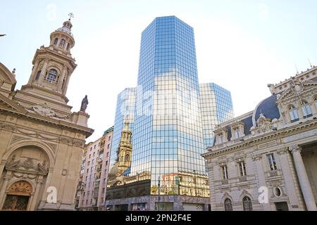 Plaza de Armas con la Cattedrale Metropolitana di Santiago e l'Ufficio postale Centrale, i notevoli edifici storici di Santiago, Cile Foto Stock