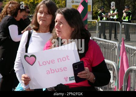 Animal Rising Action for Animals, gruppo di protesta, sconvolgendo il Grand National. Manifestanti per i diritti degli animali a Liverpool, Merseyside, Regno Unito. Aprile 2023. Grand National Meeting manifestazioni Aintree e opposizione all'ingresso principale dell'ippodromo di Aintree. Foto Stock