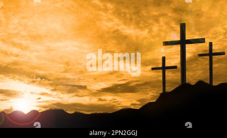 Silhouette di croce su sfondo cielo tramonto. Concetto cristiano. Foto Stock