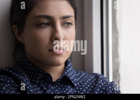 Primo piano ritratto di una giovane malinconica ragazza indiana infelice Foto Stock