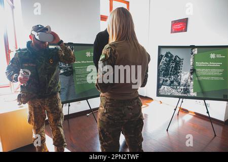 15 aprile 2023, Wroclaw, Wroclaw, Polonia: ''attraverso la guerra'' - la mostra mostra mostra i crimini dell'esercito russo in Ucraina utilizzando foto e video in formato VR. Gli autori della mostra sono i soldati dell'esercito ucraino che combattono a Bachmut. Questo progetto è una delle prime manifestazioni di prove documentate e ritirate della guerra russo-Ucraina, e la Polonia è diventata il primo paese in cui è stata mostrata una tale mostra. La mostra è stata inaugurata dal Console dell'Ucraina Tokar Yurii, assistito dai soldati dell'esercito ucraino. I soldati si sono anche incontrati con gli abitanti del ci Foto Stock