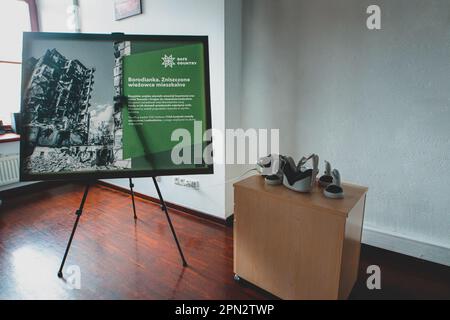 15 aprile 2023, Wroclaw, Wroclaw, Polonia: ''attraverso la guerra'' - la mostra mostra mostra i crimini dell'esercito russo in Ucraina utilizzando foto e video in formato VR. Gli autori della mostra sono i soldati dell'esercito ucraino che combattono a Bachmut. Questo progetto è una delle prime manifestazioni di prove documentate e ritirate della guerra russo-Ucraina, e la Polonia è diventata il primo paese in cui è stata mostrata una tale mostra. La mostra è stata inaugurata dal Console dell'Ucraina Tokar Yurii, assistito dai soldati dell'esercito ucraino. I soldati si sono anche incontrati con gli abitanti del ci Foto Stock