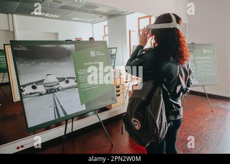 15 aprile 2023, Wroclaw, Wroclaw, Polonia: ''attraverso la guerra'' - la mostra mostra mostra i crimini dell'esercito russo in Ucraina utilizzando foto e video in formato VR. Gli autori della mostra sono i soldati dell'esercito ucraino che combattono a Bachmut. Questo progetto è una delle prime manifestazioni di prove documentate e ritirate della guerra russo-Ucraina, e la Polonia è diventata il primo paese in cui è stata mostrata una tale mostra. La mostra è stata inaugurata dal Console dell'Ucraina Tokar Yurii, assistito dai soldati dell'esercito ucraino. I soldati si sono anche incontrati con gli abitanti del ci Foto Stock