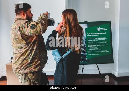 15 aprile 2023, Wroclaw, Wroclaw, Polonia: ''attraverso la guerra'' - la mostra mostra mostra i crimini dell'esercito russo in Ucraina utilizzando foto e video in formato VR. Gli autori della mostra sono i soldati dell'esercito ucraino che combattono a Bachmut. Questo progetto è una delle prime manifestazioni di prove documentate e ritirate della guerra russo-Ucraina, e la Polonia è diventata il primo paese in cui è stata mostrata una tale mostra. La mostra è stata inaugurata dal Console dell'Ucraina Tokar Yurii, assistito dai soldati dell'esercito ucraino. I soldati si sono anche incontrati con gli abitanti del ci Foto Stock