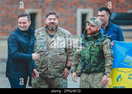 15 aprile 2023, Wroclaw, Wroclaw, Polonia: ''attraverso la guerra'' - la mostra mostra mostra i crimini dell'esercito russo in Ucraina utilizzando foto e video in formato VR. Gli autori della mostra sono i soldati dell'esercito ucraino che combattono a Bachmut. Questo progetto è una delle prime manifestazioni di prove documentate e ritirate della guerra russo-Ucraina, e la Polonia è diventata il primo paese in cui è stata mostrata una tale mostra. La mostra è stata inaugurata dal Console dell'Ucraina Tokar Yurii, assistito dai soldati dell'esercito ucraino. I soldati si sono anche incontrati con gli abitanti del ci Foto Stock