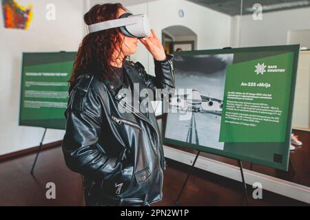 15 aprile 2023, Wroclaw, Wroclaw, Polonia: ''attraverso la guerra'' - la mostra mostra mostra i crimini dell'esercito russo in Ucraina utilizzando foto e video in formato VR. Gli autori della mostra sono i soldati dell'esercito ucraino che combattono a Bachmut. Questo progetto è una delle prime manifestazioni di prove documentate e ritirate della guerra russo-Ucraina, e la Polonia è diventata il primo paese in cui è stata mostrata una tale mostra. La mostra è stata inaugurata dal Console dell'Ucraina Tokar Yurii, assistito dai soldati dell'esercito ucraino. I soldati si sono anche incontrati con gli abitanti del ci Foto Stock