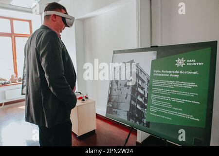 15 aprile 2023, Wroclaw, Wroclaw, Polonia: ''attraverso la guerra'' - la mostra mostra mostra i crimini dell'esercito russo in Ucraina utilizzando foto e video in formato VR. Gli autori della mostra sono i soldati dell'esercito ucraino che combattono a Bachmut. Questo progetto è una delle prime manifestazioni di prove documentate e ritirate della guerra russo-Ucraina, e la Polonia è diventata il primo paese in cui è stata mostrata una tale mostra. La mostra è stata inaugurata dal Console dell'Ucraina Tokar Yurii, assistito dai soldati dell'esercito ucraino. I soldati si sono anche incontrati con gli abitanti del ci Foto Stock