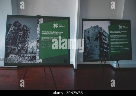 15 aprile 2023, Wroclaw, Wroclaw, Polonia: ''attraverso la guerra'' - la mostra mostra mostra i crimini dell'esercito russo in Ucraina utilizzando foto e video in formato VR. Gli autori della mostra sono i soldati dell'esercito ucraino che combattono a Bachmut. Questo progetto è una delle prime manifestazioni di prove documentate e ritirate della guerra russo-Ucraina, e la Polonia è diventata il primo paese in cui è stata mostrata una tale mostra. La mostra è stata inaugurata dal Console dell'Ucraina Tokar Yurii, assistito dai soldati dell'esercito ucraino. I soldati si sono anche incontrati con gli abitanti del ci Foto Stock