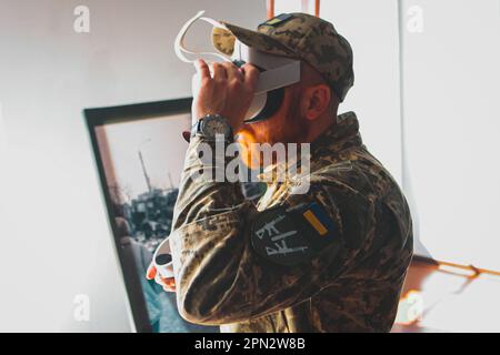 15 aprile 2023, Wroclaw, Wroclaw, Polonia: ''attraverso la guerra'' - la mostra mostra mostra i crimini dell'esercito russo in Ucraina utilizzando foto e video in formato VR. Gli autori della mostra sono i soldati dell'esercito ucraino che combattono a Bachmut. Questo progetto è una delle prime manifestazioni di prove documentate e ritirate della guerra russo-Ucraina, e la Polonia è diventata il primo paese in cui è stata mostrata una tale mostra. La mostra è stata inaugurata dal Console dell'Ucraina Tokar Yurii, assistito dai soldati dell'esercito ucraino. I soldati si sono anche incontrati con gli abitanti del ci Foto Stock