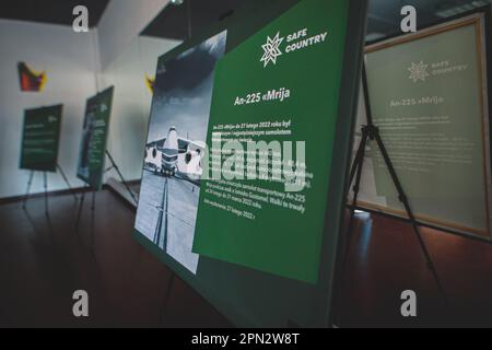 15 aprile 2023, Wroclaw, Wroclaw, Polonia: ''attraverso la guerra'' - la mostra mostra mostra i crimini dell'esercito russo in Ucraina utilizzando foto e video in formato VR. Gli autori della mostra sono i soldati dell'esercito ucraino che combattono a Bachmut. Questo progetto è una delle prime manifestazioni di prove documentate e ritirate della guerra russo-Ucraina, e la Polonia è diventata il primo paese in cui è stata mostrata una tale mostra. La mostra è stata inaugurata dal Console dell'Ucraina Tokar Yurii, assistito dai soldati dell'esercito ucraino. I soldati si sono anche incontrati con gli abitanti del ci Foto Stock