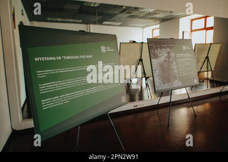 15 aprile 2023, Wroclaw, Wroclaw, Polonia: ''attraverso la guerra'' - la mostra mostra mostra i crimini dell'esercito russo in Ucraina utilizzando foto e video in formato VR. Gli autori della mostra sono i soldati dell'esercito ucraino che combattono a Bachmut. Questo progetto è una delle prime manifestazioni di prove documentate e ritirate della guerra russo-Ucraina, e la Polonia è diventata il primo paese in cui è stata mostrata una tale mostra. La mostra è stata inaugurata dal Console dell'Ucraina Tokar Yurii, assistito dai soldati dell'esercito ucraino. I soldati si sono anche incontrati con gli abitanti del ci Foto Stock