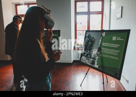 15 aprile 2023, Wroclaw, Wroclaw, Polonia: ''attraverso la guerra'' - la mostra mostra mostra i crimini dell'esercito russo in Ucraina utilizzando foto e video in formato VR. Gli autori della mostra sono i soldati dell'esercito ucraino che combattono a Bachmut. Questo progetto è una delle prime manifestazioni di prove documentate e ritirate della guerra russo-Ucraina, e la Polonia è diventata il primo paese in cui è stata mostrata una tale mostra. La mostra è stata inaugurata dal Console dell'Ucraina Tokar Yurii, assistito dai soldati dell'esercito ucraino. I soldati si sono anche incontrati con gli abitanti del ci Foto Stock