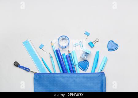 Articoli di cancelleria su sfondo bianco Foto Stock