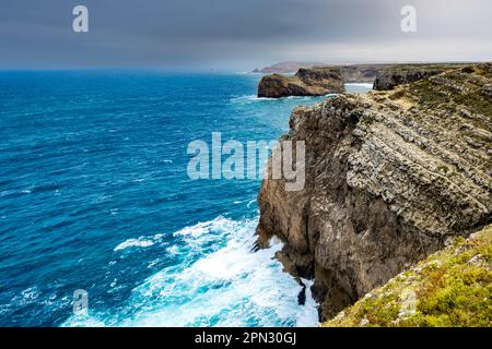 Il punto più a sud-ovest d'Europa con il suo paesaggio aspro, dove le onde si schiantano ferocemente contro le scogliere di Capo Saint Vincent. Foto Stock