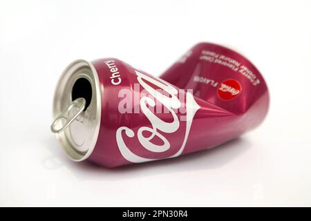 Ho Chi Minh City, Vietnam - 16 aprile 2023: Lattina di soda in alluminio schiacciata con logo Coca-Cola isolato su bianco. Aperto vuoto crumpled lattina di famoso morbido Foto Stock