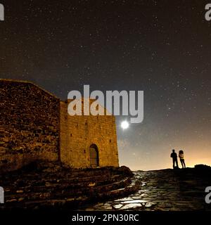 Eclissi lunare. Osilo. Bonaria Hill. SS, Sardegna. Italia di notte. Eclisse di luna. Osilo. Colle di Bonaria. SS, Sardegna. Italia Foto Stock