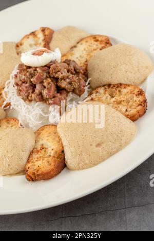 Tartare di vitello su un tavolo di pietra nel raffinato ristorante Foto Stock