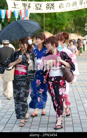 TOKYO, GIAPPONE - 19 LUGLIO: Ragazze non identificate a Kimono svegliarsi al Parco Ueno in un caldo giorno estivo. 19,2008 luglio a Tokyo, Giappone Foto Stock