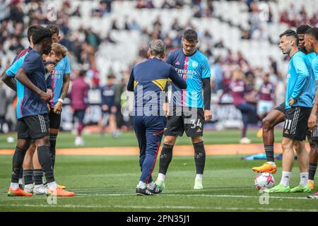 Granit Xhaka n. 34 di Arsenal e compagni di squadra che prendono parte a una sessione di allenamento durante la partita della Premier League West Ham United vs Arsenal al London Stadium, Londra, Regno Unito, 16th aprile 2023 (Foto di Arron Gent/News Images) Foto Stock