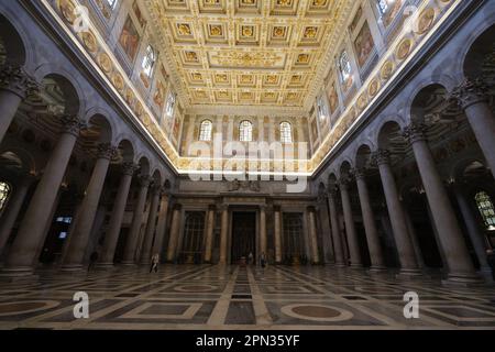 Nome, Italia. 06th Apr, 2023. Vista interna della Basilica di San Paolo fuori le Mura a Roma. È la seconda basilica più grande di Roma, è il luogo dove fu sepolto l'apostolo Paolo. La basilica rappresenta l'arte paleocristiana Credit: SOPA Images Limited/Alamy Live News Foto Stock