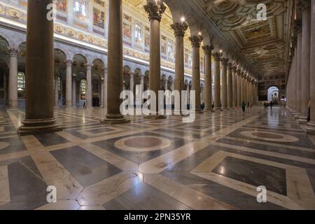 Nome, Italia. 06th Apr, 2023. Vista interna della Basilica di San Paolo fuori le Mura a Roma. È la seconda basilica più grande di Roma, è il luogo dove fu sepolto l'apostolo Paolo. La basilica rappresenta l'arte paleocristiana Credit: SOPA Images Limited/Alamy Live News Foto Stock