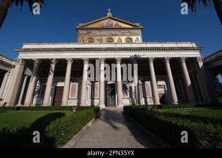 Nome, Italia. 06th Apr, 2023. Vista della Basilica di San Paolo fuori le Mura a Roma. È la seconda basilica più grande di Roma, è il luogo dove fu sepolto l'apostolo Paolo. La basilica rappresenta l'arte paleocristiana Credit: SOPA Images Limited/Alamy Live News Foto Stock