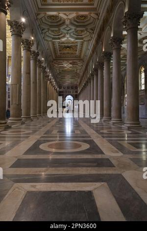 Nome, Italia. 06th Apr, 2023. Vista interna della Basilica di San Paolo fuori le Mura a Roma. È la seconda basilica più grande di Roma, è il luogo dove fu sepolto l'apostolo Paolo. La basilica rappresenta l'arte paleocristiana Credit: SOPA Images Limited/Alamy Live News Foto Stock