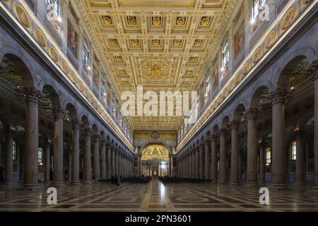 Nome, Italia. 06th Apr, 2023. Vista interna della Basilica di San Paolo fuori le Mura a Roma. È la seconda basilica più grande di Roma, è il luogo dove fu sepolto l'apostolo Paolo. La basilica rappresenta l'arte paleocristiana Credit: SOPA Images Limited/Alamy Live News Foto Stock