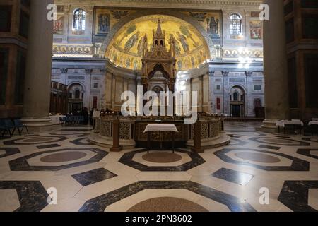 Nome, Italia. 06th Apr, 2023. Vista interna della Basilica di San Paolo fuori le Mura a Roma. È la seconda basilica più grande di Roma, è il luogo dove fu sepolto l'apostolo Paolo. La basilica rappresenta l'arte paleocristiana Credit: SOPA Images Limited/Alamy Live News Foto Stock