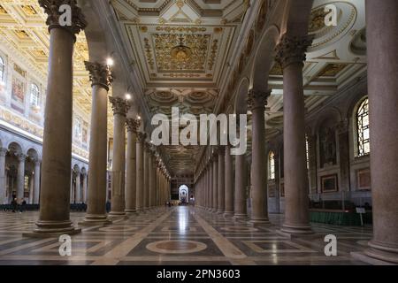 Nome, Italia. 06th Apr, 2023. Vista interna della Basilica di San Paolo fuori le Mura a Roma. È la seconda basilica più grande di Roma, è il luogo dove fu sepolto l'apostolo Paolo. La basilica rappresenta l'arte paleocristiana Credit: SOPA Images Limited/Alamy Live News Foto Stock