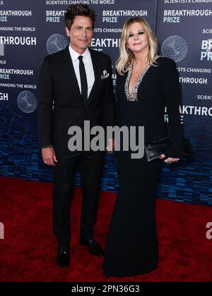 Los Angeles, Stati Uniti. 15th Apr, 2023. LOS ANGELES, CALIFORNIA, USA - 15 APRILE: Rob Lowe e la moglie Sheryl Berkoff arrivano alla 9th° cerimonia annuale di consegna del Premio Breakthrough tenutasi presso l'Academy Museum of Motion Pictures il 15 aprile 2023 a Los Angeles, California, Stati Uniti. (Foto di Xavier Collin/Image Press Agency) Credit: Image Press Agency/Alamy Live News Foto Stock