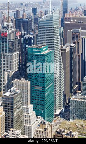 Salesforce Tower, rivestita di turchese, nota come Three Bryant Park, serviva originariamente il telefono di New York a Midtown Manhattan. Foto Stock